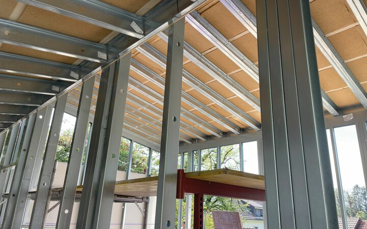 Die Wand- und Dachkonstruktionen sind komplett in leichter Stahlleichtbauweise ausgeführt.