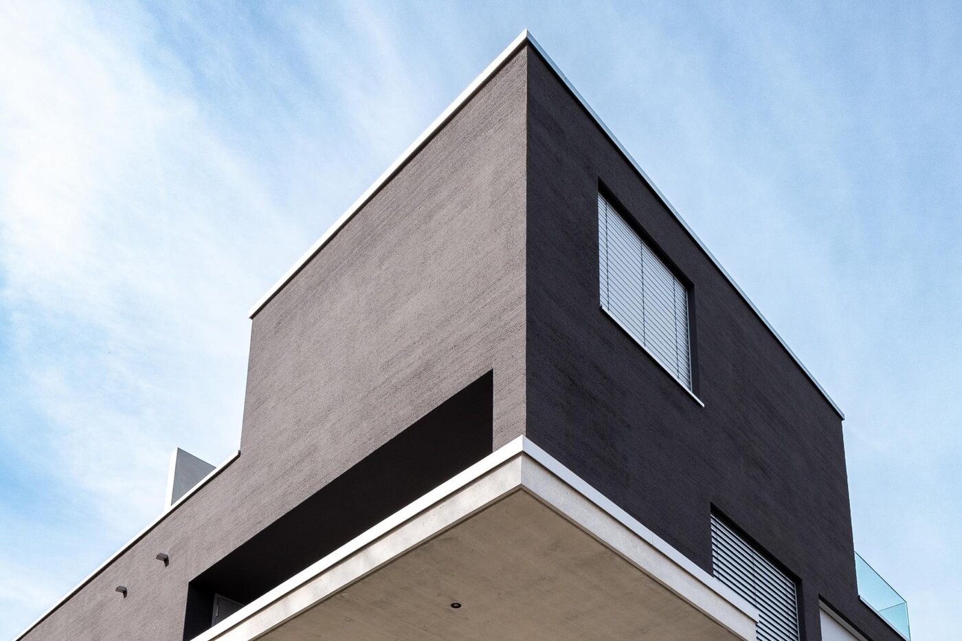 Ein Haus mit dunkler Fassade